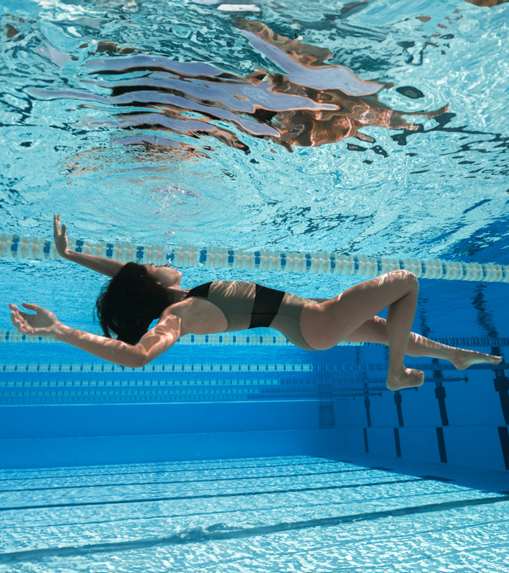 Arena Women's Mesh Panels Vent Back One Piece Swimsuit