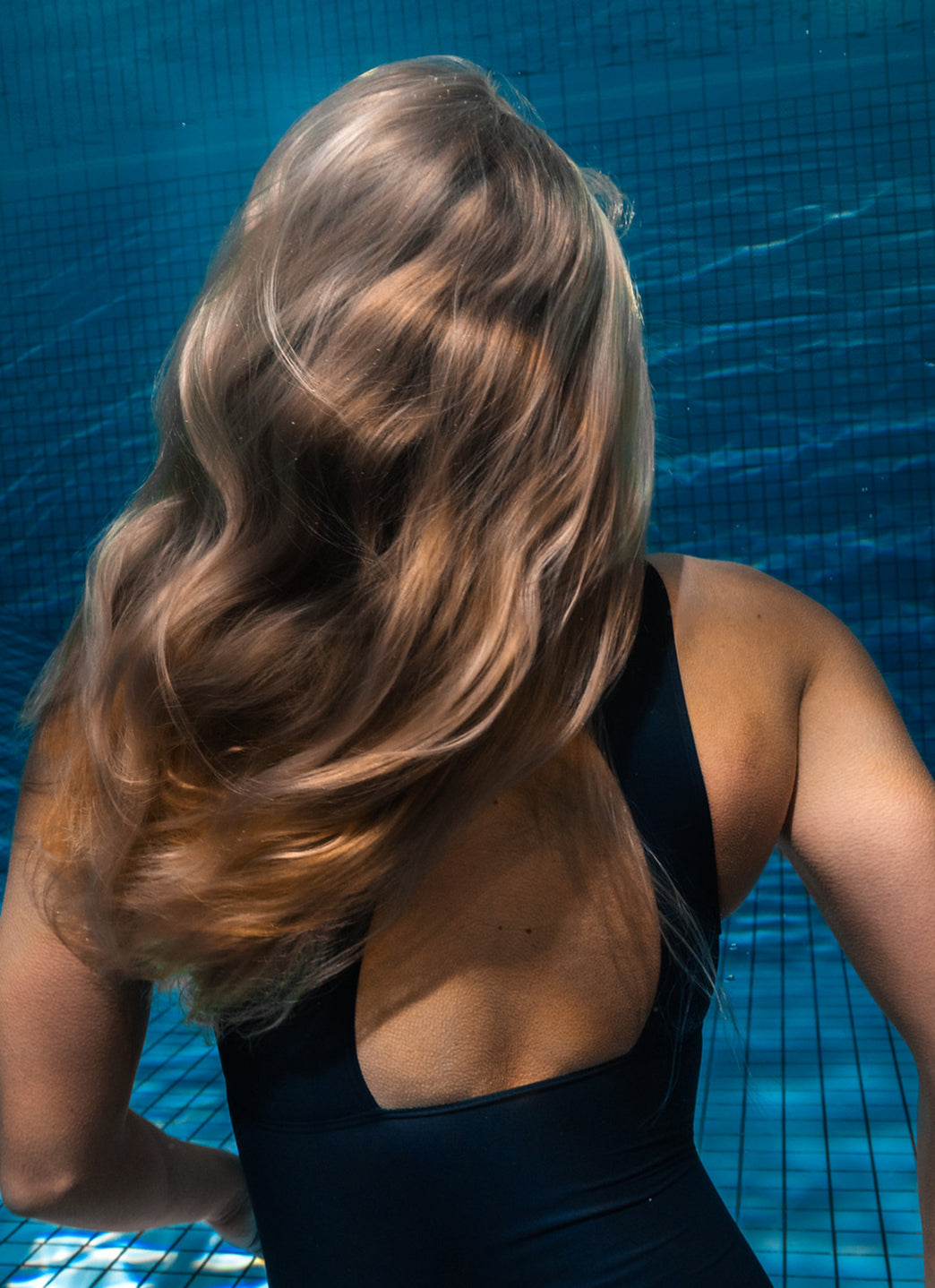 Arena Women's Mesh Angle Vent Back One Piece Swimsuit