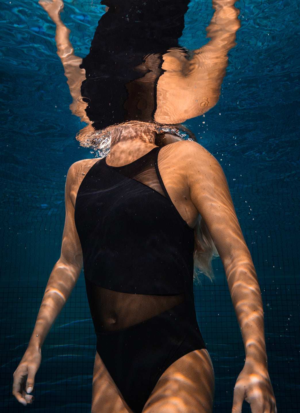 Arena Women's Mesh Angle Vent Back One Piece Swimsuit